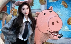 蓝旖琳与狗图片